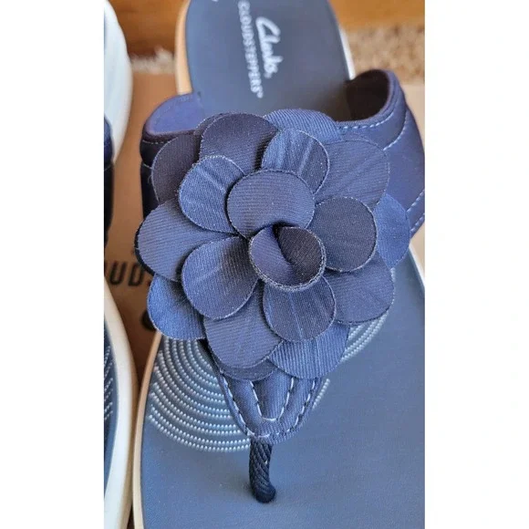 Clarks Cloudsteppers Sandals - Picture 6 of 11